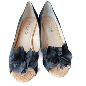 Unisa Black Canvas Wedges w Floret Detail